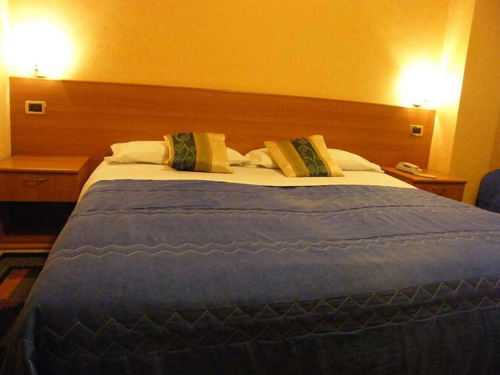 Hotel Residence Memmina Frosinone Quarto foto